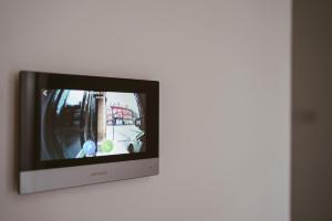 einen Fernseher an einer Wand mit einem Bild darauf in der Unterkunft Apartment 10 Penthouse 2 bedrooms, sleeps x 4 in York