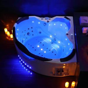 bañera grande con luz azul en Family & Business Sauna Tężnia Apartments No 10 VIP -Leśny nad Zalewem Cedzyna, Unikat SPA- 1 Bedroom with Private Sauna, Jacuzzi, Spectacular View Terrace, Parking, Catering Options, en Kielce