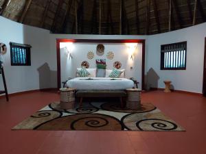 Ένα ή περισσότερα κρεβάτια σε δωμάτιο στο Tilenga Safari Lodge