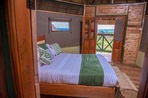 Ένα ή περισσότερα κρεβάτια σε δωμάτιο στο Tilenga Safari Lodge