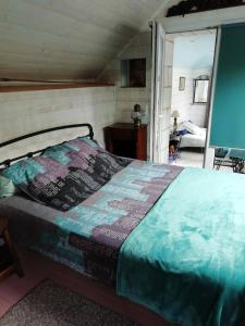 a bedroom with a bed in a room at Gîte des pêcheurs in Cantenay-Épinard