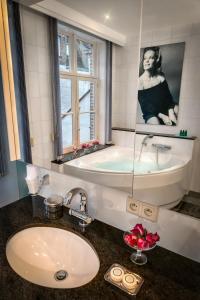 A bathroom at Canalside House - Luxury Guesthouse