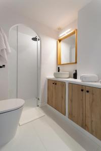 a bathroom with a toilet sink and a mirror at Apartamento nuevo y moderno in San Bartolomé