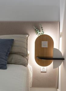 a bedroom with a bed with a table on the wall at Apartamento nuevo y moderno in San Bartolomé