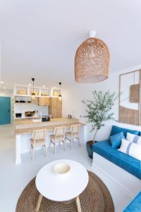 a living room with a blue couch and a table at Apartamento nuevo y moderno in San Bartolomé