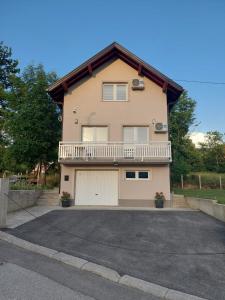 Cette grande maison dispose d'un balcon et d'un garage. dans l'établissement House Apartment Azra, à Sarajevo