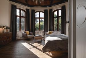 um quarto com uma cama e algumas janelas em Hotel Schloss Neetzow em Neetzow