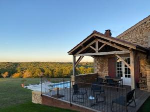 ein Haus mit einer Terrasse und einem Pool in der Unterkunft Domaine de Cazal - Gîte 2 pers avec piscine au cœur de 26 hectares de nature préservée in Saint-Cyprien
