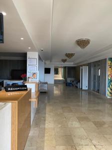 卡薩布蘭卡的住宿－藍色海岸酒店，带沙发和桌子的大客厅