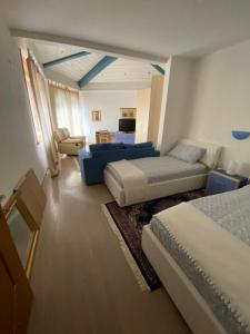 - un salon avec deux lits et un canapé dans l'établissement Villa Octogon, à Loèche-les-Bains