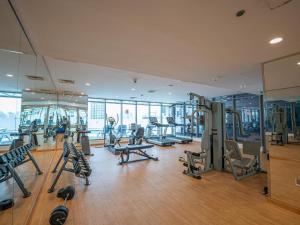 Fitness centrum a/nebo fitness zařízení v ubytování Luminous & Spacious Brand New 1 Bed in JVC