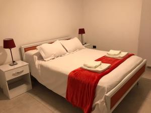 a bedroom with a bed with two towels on it at Departamento - Edificio Costanera in San Salvador de Jujuy