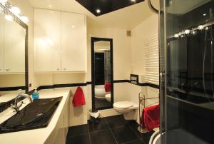 W łazience znajduje się umywalka, toaleta i lustro. w obiekcie Living Room w Tarnowie