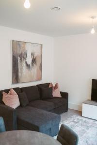 una sala de estar con un sofá marrón y una pintura en Apartment 4 2 bedroom, sleeps x 6 en York