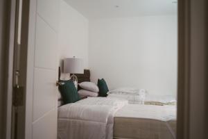 Apartment 4 2 bedroom, sleeps x 6 في يورك: غرفة نوم فيها سرير ومصباح