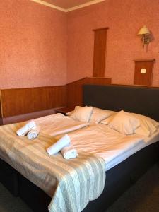 Postel nebo postele na pokoji v ubytování Bagolyvár Inárcs