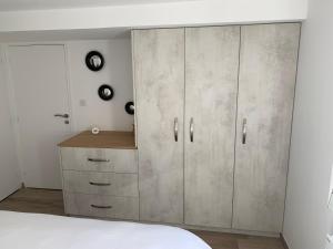 - une chambre avec une grande armoire et un lit dans l'établissement La Frégate, à Saint-Malo