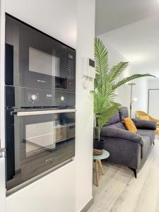een woonkamer met een tv en een bank bij Elisa Beach Apartment - 8209 in Santiago de la Ribera