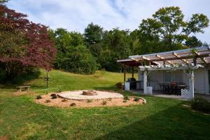 Garden sa labas ng Fabulous Home W Outdoor Kitchen, Fire Pit And Back Yard!