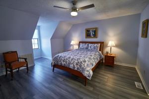 um quarto com uma cama e uma ventoinha de tecto em Cozy Quiet 2 Bedroom 2 Bath Townhome W Kitchen, Patio em Knoxville