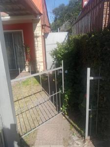 una puerta delante de una casa en Hospedaje Silvia, en Salto