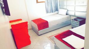 ein kleines Schlafzimmer mit 2 Betten und einem Fenster in der Unterkunft Hotel Soukina in Ad-Dakhla