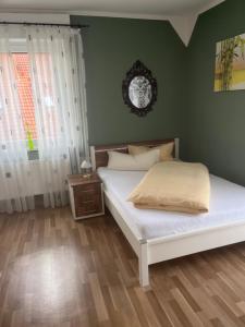 Postel nebo postele na pokoji v ubytování Gasthof Wulf