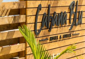 Cabana Blu Hotel & Suites في كاردامينا: علامة على جانب المبنى