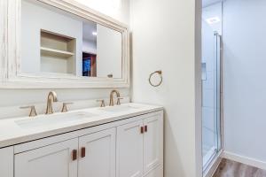 a white bathroom with two sinks and a mirror at Pleasant Dreams in Charleston +35 photos