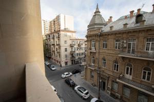 een uitzicht op een straat met auto's en gebouwen bij Sapphire Inn Hotel in Baku