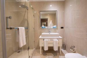 Koupelna v ubytování Sapphire Inn Hotel