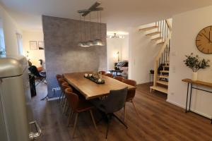 a kitchen and dining room with a table and chairs at Design-Ferienhaus "auf der Schanz" mit privater Sauna - Todtnau-Muggenbrunn, Feldberg im Schwarzwald in Muggenbrunn