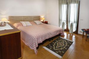 a bedroom with a bed and a wooden headboard at La casa di Mario e Olga in San Martino