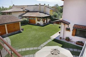 an overhead view of a yard with an umbrella at La casa di Mario e Olga in San Martino