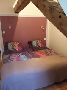 sypialnia z 2 łóżkami na poddaszu w obiekcie La Closerie de la Hérissière w mieście La Jaille-Yvon