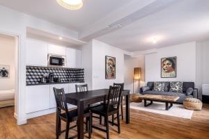 un salon avec une table, des chaises et un canapé dans l'établissement Cosy flat in Saint-Germain des près, à Paris 25 autres photos