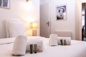 une chambre d'hôtel avec deux lits avec des serviettes dessus dans l'établissement Cosy flat in Saint-Germain des près, à Paris