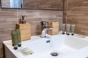 un lavabo de salle de bain avec un robinet et un miroir dans l'établissement Cosy flat in Saint-Germain des près, à Paris