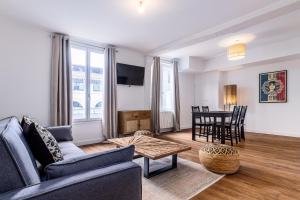 un salon avec un canapé et une table dans l'établissement Cosy flat in Saint-Germain des près, à Paris