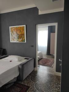 sypialnia z dużym łóżkiem i oknem w obiekcie Capriccio Art Hotel w mieście Serravalle Scrivia +37 zdjęć