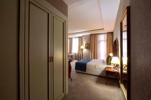 Postel nebo postele na pokoji v ubytování Sapphire Inn Hotel