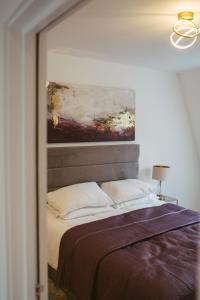 a bedroom with a bed with a painting on the wall at Apartment 6 3 bedrooms, sleeps x 6 in York