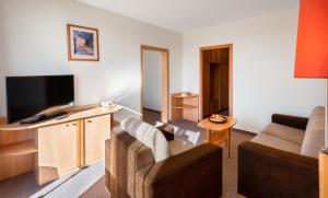 Televízia a/alebo spoločenská miestnosť v ubytovaní Hunguest Hotel Freya