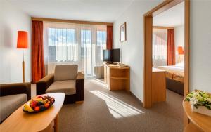 Televízia a/alebo spoločenská miestnosť v ubytovaní Hunguest Hotel Freya