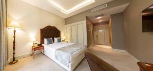 Postel nebo postele na pokoji v ubytování Sapphire Inn Hotel
