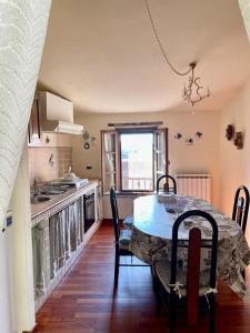 A kitchen or kitchenette at La casina del Poggio
