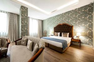 فندق سافاير إن في باكو: غرفة نوم بسرير وكرسي وأريكة