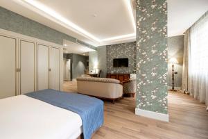 Postel nebo postele na pokoji v ubytování Sapphire Inn Hotel