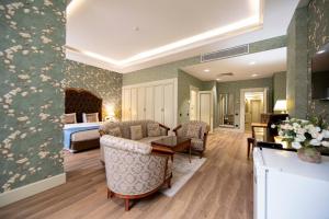 Posezení v ubytování Sapphire Inn Hotel