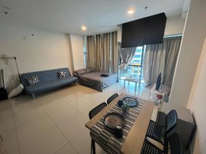 Posezení v ubytování Studio Units at Pacific Tower Near Jaya One by ComfyAsia